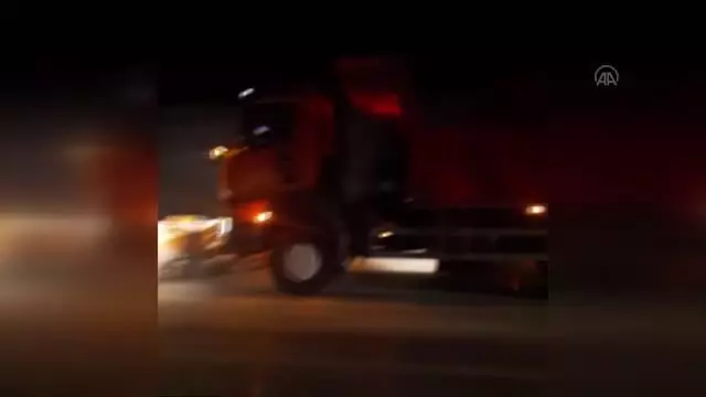 Erzincan-Sivas kara yolunda karla mücadele çalışması devam ediyor Erzincan-Sivas kara yolunda karla mücadele çalışması devam ediyor
