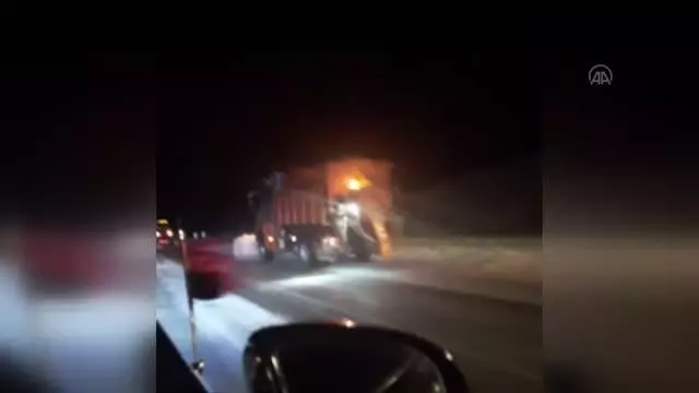 Erzincan-Sivas kara yolunda karla mücadele çalışması devam ediyor Erzincan-Sivas kara yolunda karla mücadele çalışması devam ediyor