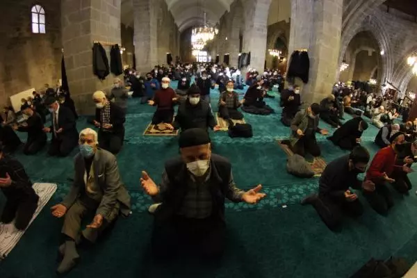Erzurum'da geleneğin 488'inci yılı; 136 bin 890 hatmin duası yapıldı Erzurum'da geleneğin 488'inci yılı; 136 bin 890 hatmin duası yapıldı