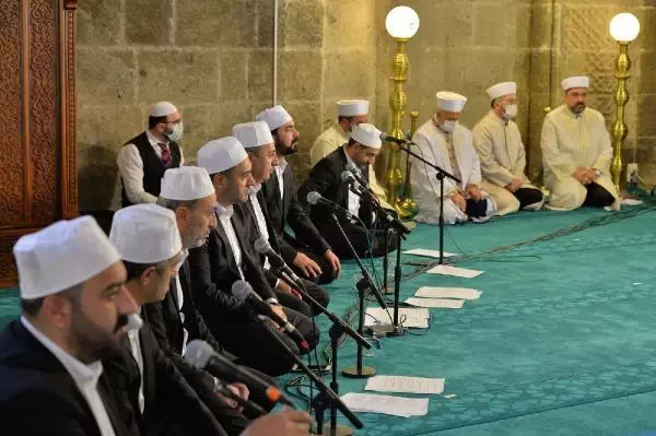Erzurum'da geleneğin 488'inci yılı; 136 bin 890 hatmin duası yapıldı Erzurum'da geleneğin 488'inci yılı; 136 bin 890 hatmin duası yapıldı