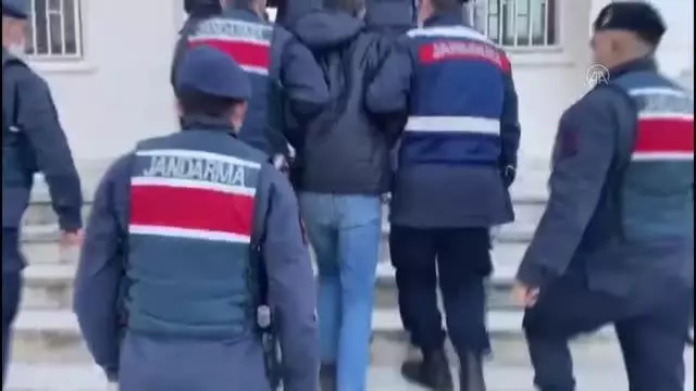 Eski Ergani DBP İlçe başkanının da aralarında bulunduğu 3 kişi Meriç Nehri'nden botla Yunanistan'a kaçmaya çalışırken yakalandı Eski Ergani DBP İlçe başkanının da aralarında bulunduğu 3 kişi Meriç Nehri'nden botla Yunanistan'a kaçmaya çalışırken yakalandı