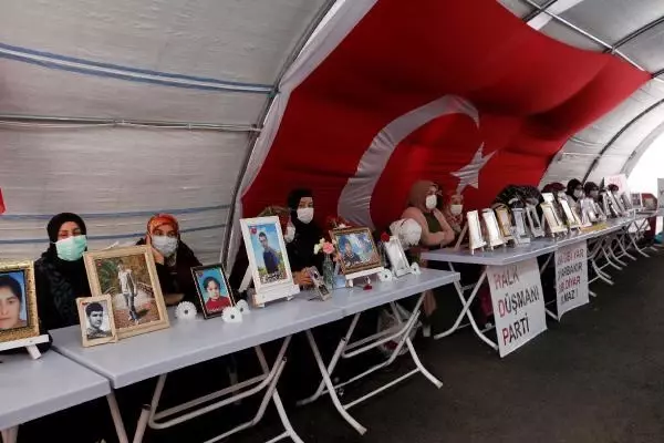 Son dakika haber! Evlat nöbetindeki anne: PKK'yı bitirerek, çocuklarımızı ellerinden alacağız inşallah Son dakika haber! Evlat nöbetindeki anne: PKK'yı bitirerek, çocuklarımızı ellerinden alacağız inşallah
