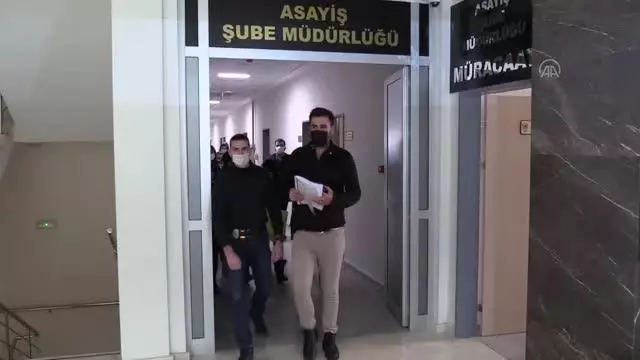 Evlerden 1 milyon lira değerinde ziynet eşyası çaldığı öne sürülen 3'ü kadın 5 şüpheli yakalandı
