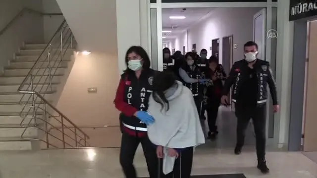 Evlerden 1 milyon lira değerinde ziynet eşyası çaldığı öne sürülen 3'ü kadın 5 şüpheli yakalandı