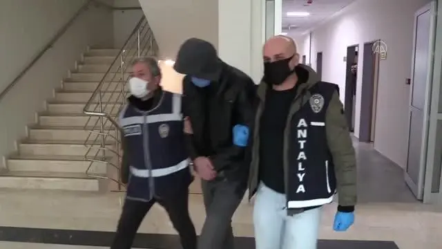 Evlerden 1 milyon lira değerinde ziynet eşyası çaldığı öne sürülen 3'ü kadın 5 şüpheli yakalandı