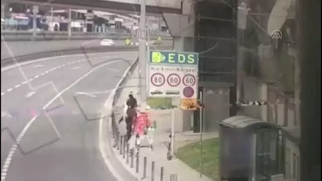 Fatih'te turist kadınların çantalarını alan kapkaç zanlıları tutuklandı Fatih'te turist kadınların çantalarını alan kapkaç zanlıları tutuklandı