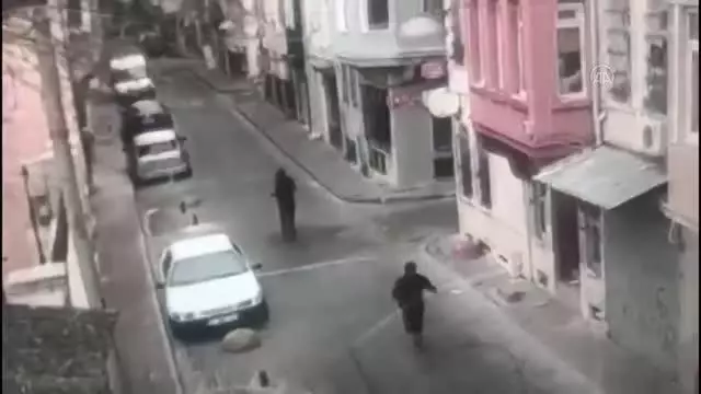Fatih'te turist kadınların çantalarını alan kapkaç zanlıları tutuklandı Fatih'te turist kadınların çantalarını alan kapkaç zanlıları tutuklandı