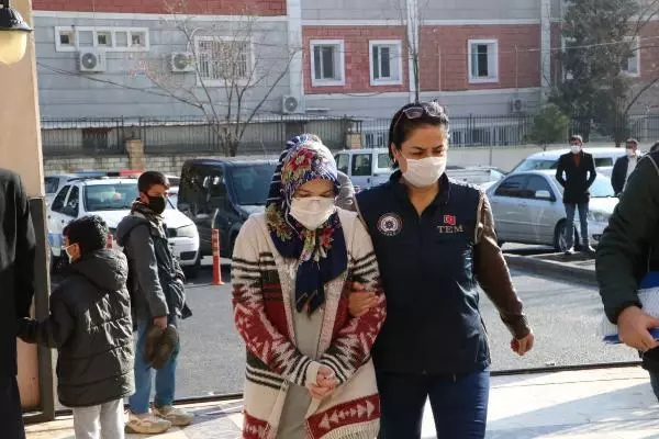 Gardıroptaki gizli bölmede yakalanan FETÖ şüphelisi kadın adliyede Gardıroptaki gizli bölmede yakalanan FETÖ şüphelisi kadın adliyede