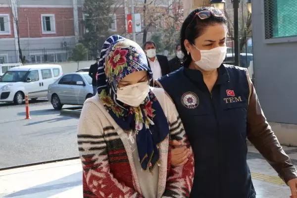Gardıroptaki gizli bölmede yakalanan FETÖ şüphelisi kadın adliyede Gardıroptaki gizli bölmede yakalanan FETÖ şüphelisi kadın adliyede