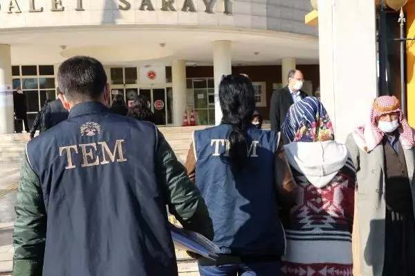Gardıroptaki gizli bölmede yakalanan FETÖ şüphelisi kadın adliyede Gardıroptaki gizli bölmede yakalanan FETÖ şüphelisi kadın adliyede