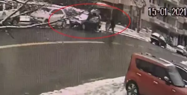 Gazeteci Orhan Uğuroğlu'nun evinin önünde saldırıya uğradığı anlar kameraya yansıdı Gazeteci Orhan Uğuroğlu'nun evinin önünde saldırıya uğradığı anlar kameraya yansıdı