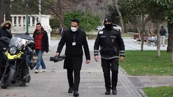 Parkta soğuktan titrerken bulunan genç adam hiçbir yardımı kabul etmedi Parkta soğuktan titrerken bulunan genç adam hiçbir yardımı kabul etmedi