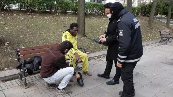 Parkta soğuktan titrerken bulunan genç adam hiçbir yardımı kabul etmedi Parkta soğuktan titrerken bulunan genç adam hiçbir yardımı kabul etmedi