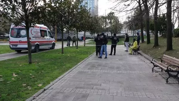 Parkta soğuktan titrerken bulunan genç adam hiçbir yardımı kabul etmedi Parkta soğuktan titrerken bulunan genç adam hiçbir yardımı kabul etmedi