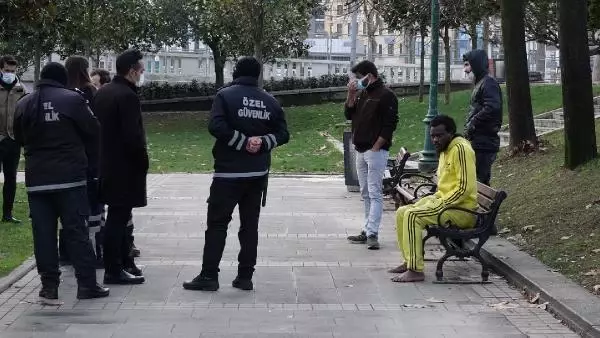 Parkta soğuktan titrerken bulunan genç adam hiçbir yardımı kabul etmedi Parkta soğuktan titrerken bulunan genç adam hiçbir yardımı kabul etmedi