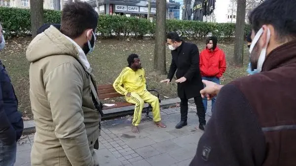 Parkta soğuktan titrerken bulunan genç adam hiçbir yardımı kabul etmedi Parkta soğuktan titrerken bulunan genç adam hiçbir yardımı kabul etmedi