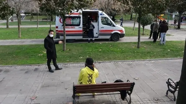 Parkta soğuktan titrerken bulunan genç adam hiçbir yardımı kabul etmedi Parkta soğuktan titrerken bulunan genç adam hiçbir yardımı kabul etmedi