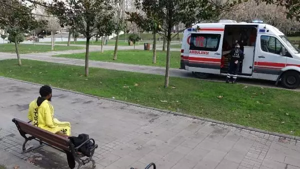 Parkta soğuktan titrerken bulunan genç adam hiçbir yardımı kabul etmedi Parkta soğuktan titrerken bulunan genç adam hiçbir yardımı kabul etmedi
