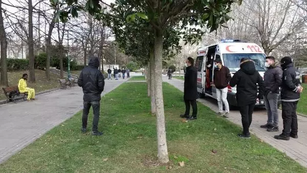 Parkta soğuktan titrerken bulunan genç adam hiçbir yardımı kabul etmedi Parkta soğuktan titrerken bulunan genç adam hiçbir yardımı kabul etmedi