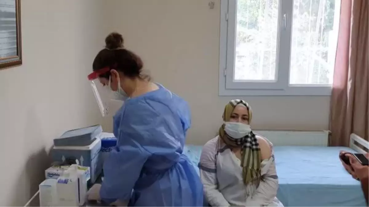 Erdemli'de sağlık çalışanlarına CoronaVac aşısı uygulanmaya devam ediyor
