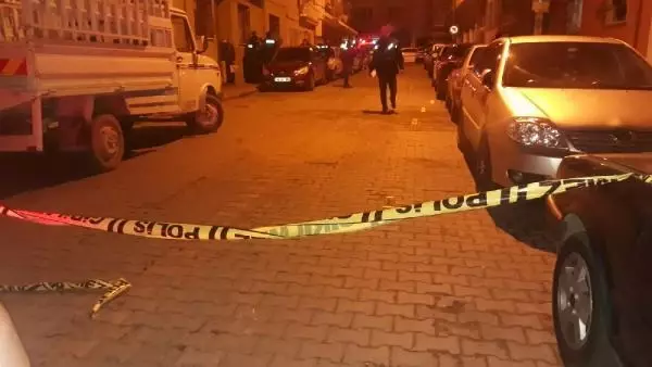 Husumetli akrabalar arasında bıçaklı kavga: 3 yaralı, 2 gözaltı Husumetli akrabalar arasında bıçaklı kavga: 3 yaralı, 2 gözaltı