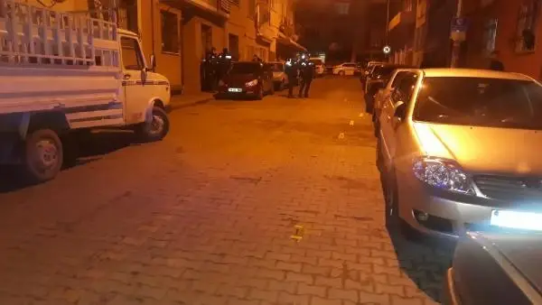 Husumetli akrabalar arasında bıçaklı kavga: 3 yaralı, 2 gözaltı Husumetli akrabalar arasında bıçaklı kavga: 3 yaralı, 2 gözaltı