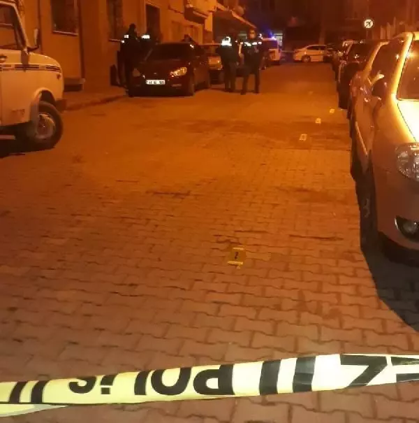 Husumetli akrabalar arasında bıçaklı kavga: 3 yaralı, 2 gözaltı Husumetli akrabalar arasında bıçaklı kavga: 3 yaralı, 2 gözaltı