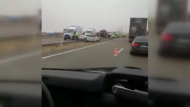 İki otomobil çarpıştı 5 kişi yaralandı İki otomobil çarpıştı 5 kişi yaralandı