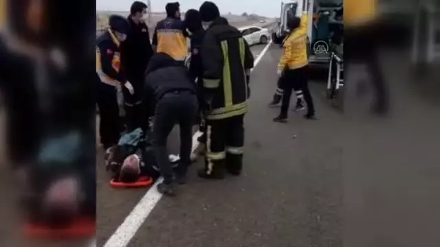 İki otomobil çarpıştı 5 kişi yaralandı İki otomobil çarpıştı 5 kişi yaralandı