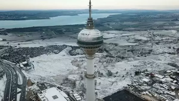 Çamlıca'daki doyumsuz kar manzarası havadan görüntülendi Çamlıca'daki doyumsuz kar manzarası havadan görüntülendi