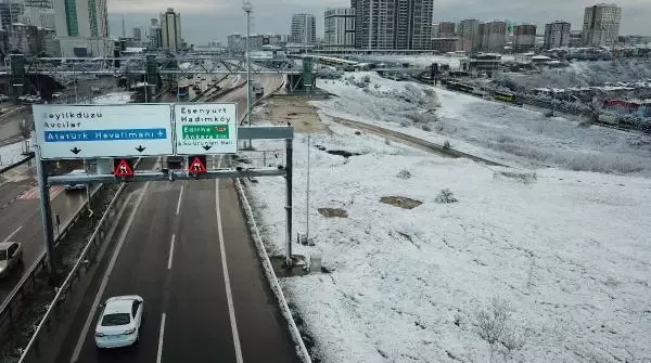 Çamlıca'daki doyumsuz kar manzarası havadan görüntülendi Çamlıca'daki doyumsuz kar manzarası havadan görüntülendi