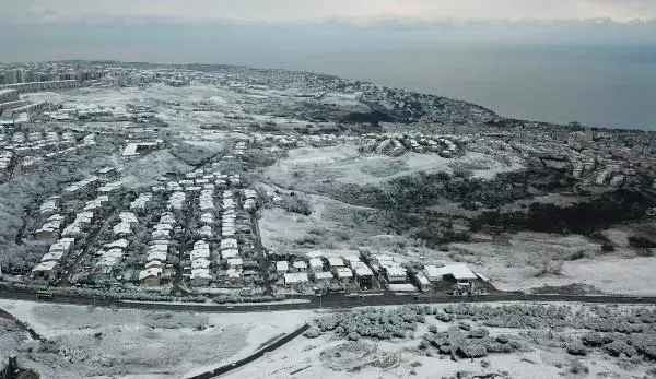 Çamlıca'daki doyumsuz kar manzarası havadan görüntülendi Çamlıca'daki doyumsuz kar manzarası havadan görüntülendi