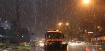 İstanbullular güne yoğun kar yağışıyla uyandı