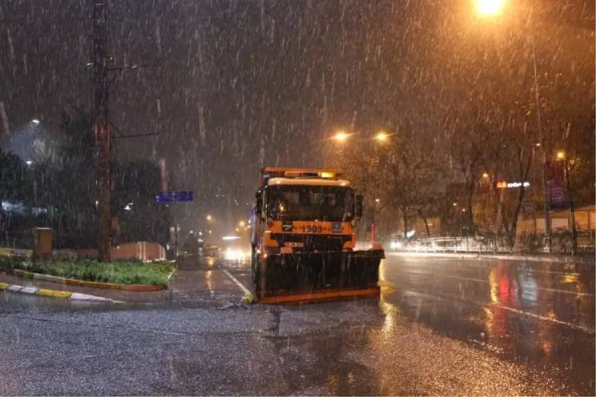 İstanbullular güne yoğun kar yağışıyla uyandı