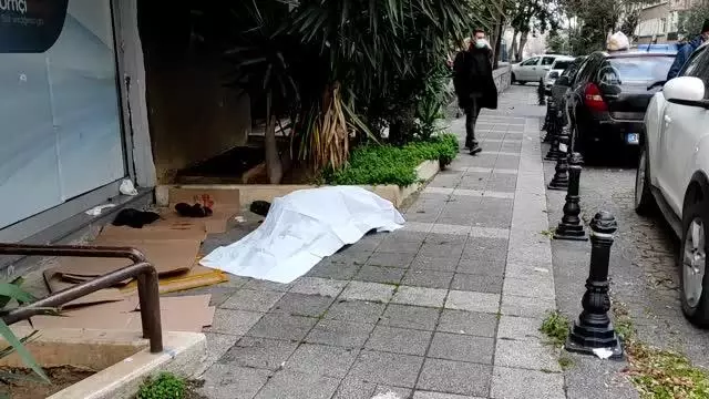 Kadıköy'de bir kişi ölü bulundu Kadıköy'de bir kişi ölü bulundu