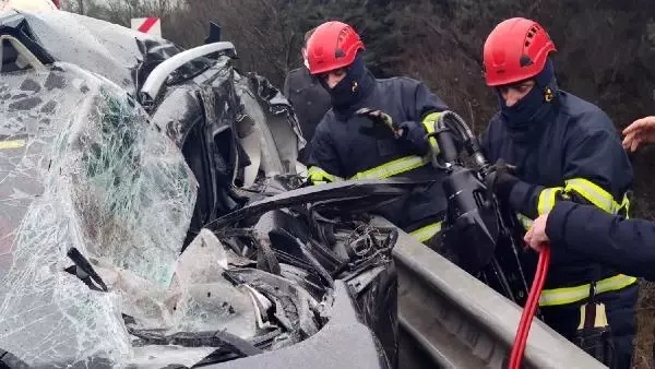 Kamyonet ile hafif ticari araç çarpıştı: 2 yaralı Kamyonet ile hafif ticari araç çarpıştı: 2 yaralı