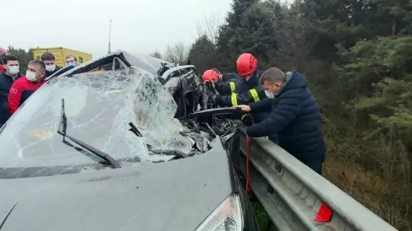 Kamyonet ile hafif ticari araç çarpıştı: 2 yaralı Kamyonet ile hafif ticari araç çarpıştı: 2 yaralı