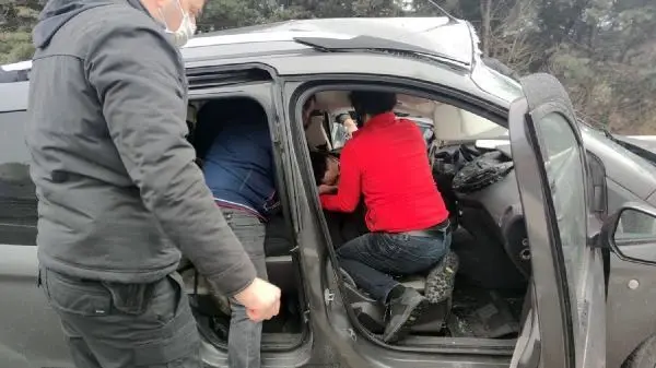 Kamyonet ile hafif ticari araç çarpıştı: 2 yaralı Kamyonet ile hafif ticari araç çarpıştı: 2 yaralı