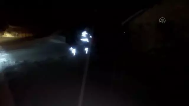 Kar nedeniyle kapanan yollar ulaşıma açıldı Kar nedeniyle kapanan yollar ulaşıma açıldı