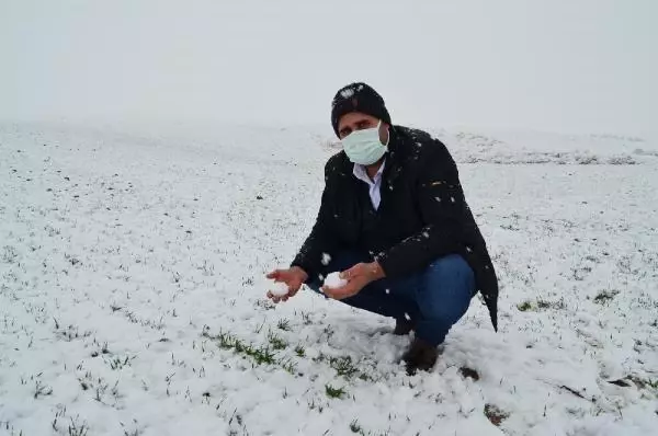 Kar yağışıyla yüzü gülen çiftçi: Emeklerimiz 'beyaz altın' ile buluştu Kar yağışıyla yüzü gülen çiftçi: Emeklerimiz 'beyaz altın' ile buluştu