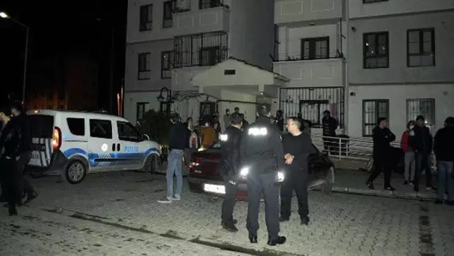 'Karımı ve çocuğumu öldürdüm' diyerek asılsız ihbarda bulunan kişi gözaltına alındı 'Karımı ve çocuğumu öldürdüm' diyerek asılsız ihbarda bulunan kişi gözaltına alındı