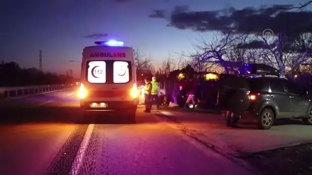KIRKLARELİ - Otomobiller çarpıştı, 4 kişi yaralandı KIRKLARELİ - Otomobiller çarpıştı, 4 kişi yaralandı