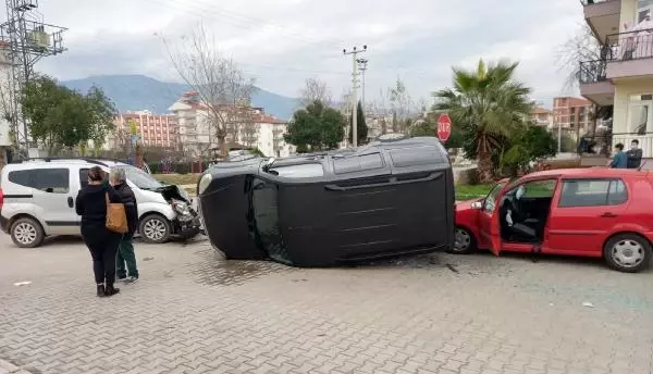 Son dakika haberleri... Kontrolsüz kavşakta zincirleme kazada anne-oğul hafif yaralandı Son dakika haberleri... Kontrolsüz kavşakta zincirleme kazada anne-oğul hafif yaralandı