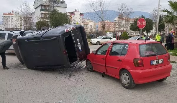 Son dakika haberleri... Kontrolsüz kavşakta zincirleme kazada anne-oğul hafif yaralandı Son dakika haberleri... Kontrolsüz kavşakta zincirleme kazada anne-oğul hafif yaralandı