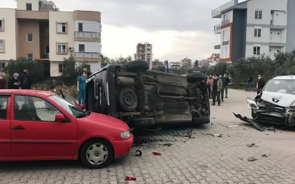 Son dakika haberleri... Kontrolsüz kavşakta zincirleme kazada anne-oğul hafif yaralandı Son dakika haberleri... Kontrolsüz kavşakta zincirleme kazada anne-oğul hafif yaralandı
