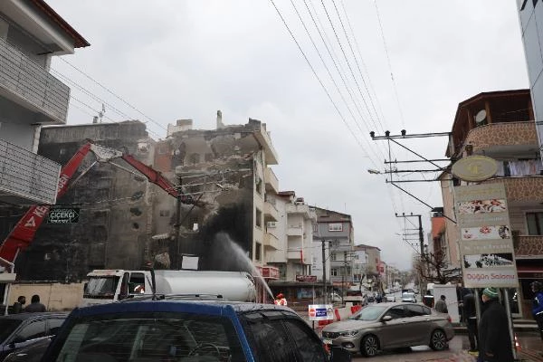 Körfez'de depremde hasar gören binanın yıkımına başlandı