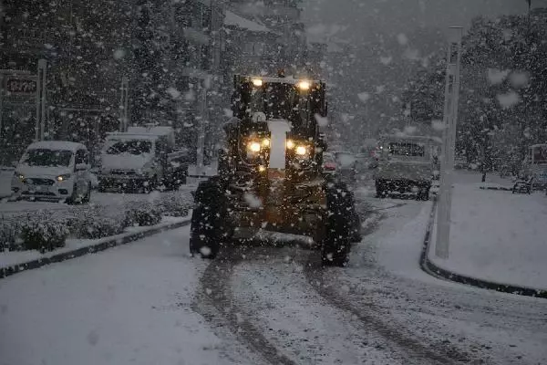 Kula'da aniden bastıran kar yağışı trafikte aksamalara neden oldu Kula'da aniden bastıran kar yağışı trafikte aksamalara neden oldu