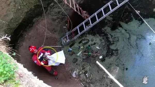 Kuyuya düşen tavuğu itfaiye ekibi kurtardı Kuyuya düşen tavuğu itfaiye ekibi kurtardı