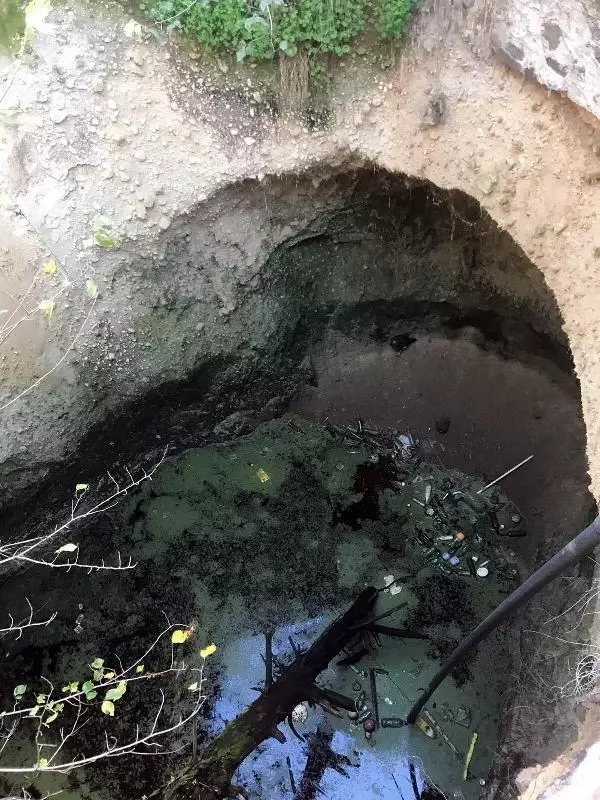 Kuyuya düşen tavuğu itfaiye ekibi kurtardı Kuyuya düşen tavuğu itfaiye ekibi kurtardı