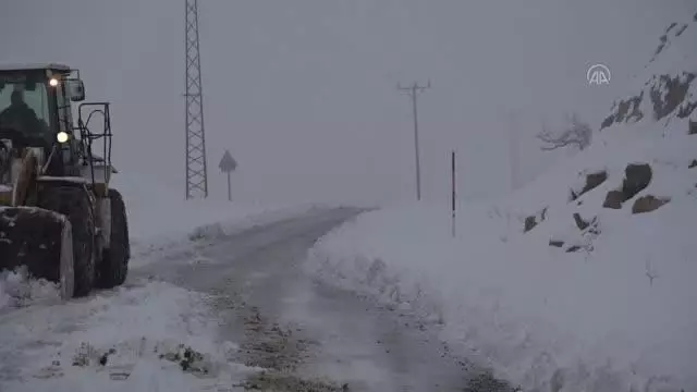 Malatya ve Kahramanmaraş'ta karla mücadele çalışmaları başlatıldı Malatya ve Kahramanmaraş'ta karla mücadele çalışmaları başlatıldı